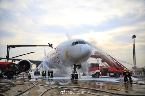 上海浦东机场一架货机起火 武警官兵紧急驰援